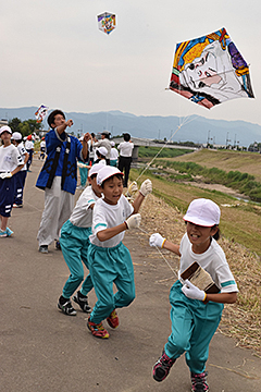 「子どもたちの凧揚げ体験を実施」の画像