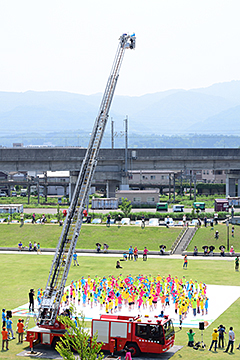 「人文字で長岡花火をつくる撮影を市民防災公園で行いました」の画像