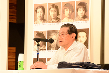 「空襲で亡くした家族の思い出を交えながら語る原田新司さん」の画像