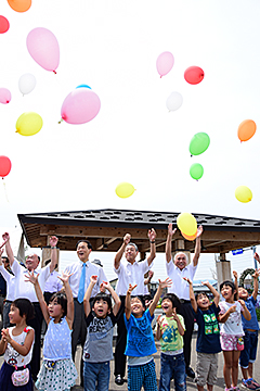 「祈りを込めた風船を大空へ放ちました」の画像