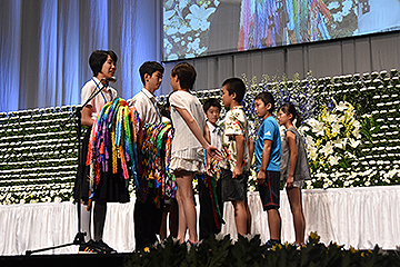 「小学生から平和の折り鶴が託されました」の画像