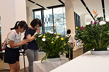 「市民献花台「鎮魂たむけの花」を設置」の画像