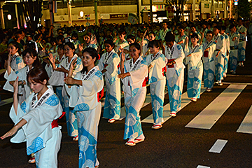 「56団体約5,300人が参加した大民踊流し」の画像