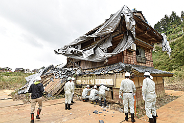 「今日確認した建物は高床部分を含めて３階建て」の画像