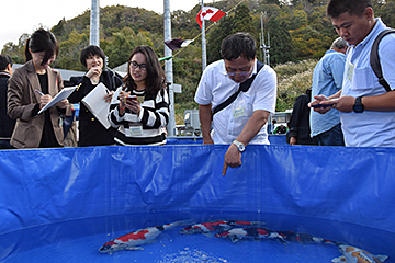 「外国人バイヤーの姿も多く見られました」の画像