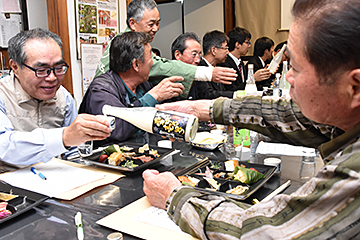 「どぶろくと地元産食材を使った酒のつまみ」の画像