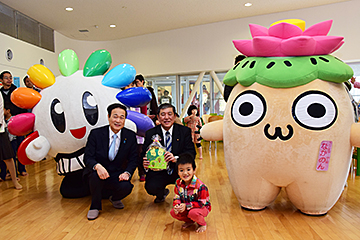 「子どもから手作りプレゼントを手渡しました」の画像