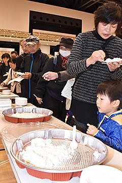 「来場者も炊きたてご飯に舌鼓」の画像
