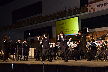 「寺泊中学校は、吹奏楽に歌とダンスパフォーマンスを加えたアニメソングで盛り上げました」の画像