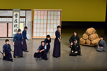 「今も受け継がれる「米百俵の精神」を伝えようと児童全員が熱演」の画像