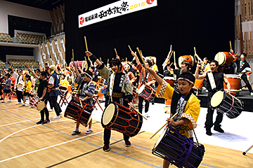 「和太鼓祭テーマソング「海から山までどんどこどん」を一緒に演奏」の画像