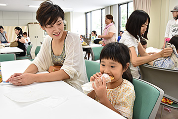 「お昼は学校給食や保育園おやつの試食」の画像