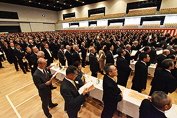 「約2,400人が参加した新年賀詞交換会」の画像