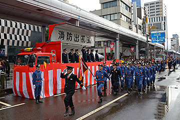 「消防団員約1,300人による分列行進」の画像