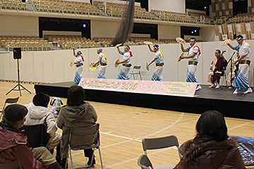 「ステージでは郷土芸能を披露」の画像