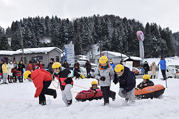 「メーンイベントの「雪上そりレース」」の画像