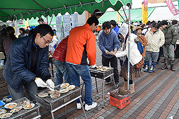 「岩手県大槌町の焼ホタテに長い行列ができました」の画像