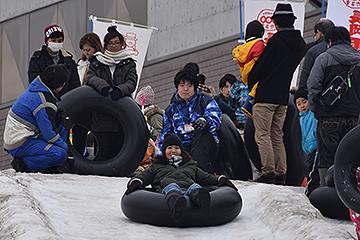 「ジャンボスノー滑り台に大喜びで挑戦」の画像