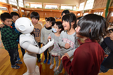 「Ｐｅｐｐｅｒがあいさつすると子どもたちは大はしゃぎ」の画像