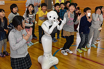 「新しい“友達”を横目にとってもうれしそう」の画像