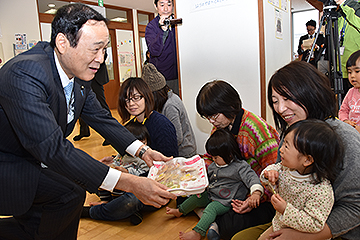 「森市長が食物アレルギー対応の「米粉クッキー」を紹介」の画像
