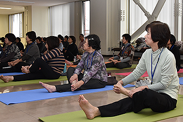 「参加者はストレッチをしながら体のリラックス方法を学びました」の画像