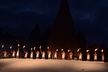 「計15人で特大さいの神に点火」の画像