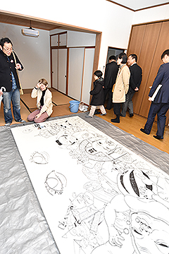「絵を描く過程を見せるパフォーマンス」の画像