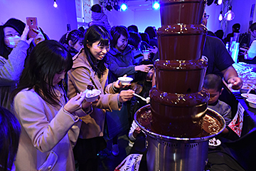 「イベントのシンボルでもあるチョコレートフォンデュ」の画像