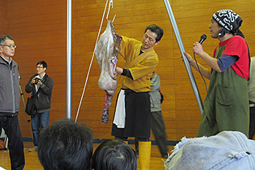 「アンコウのつるし切りの実演」の画像