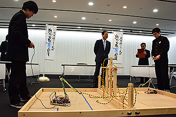 「製作したロボットを巧みに操作」の画像