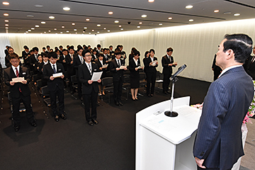 「市職員としての服務を力強く宣誓」の画像