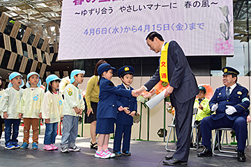 「警察官の制服を着た代表園児が宣言書を森市長に渡しました」の画像