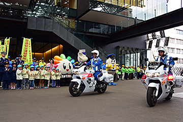 「白バイがナカドマから出発しました」の画像