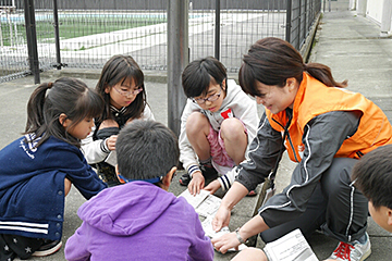 「新聞紙製スリッパの作り方を説明」の画像