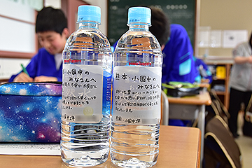 「「復興を願っています」といったメッセージをペットボトルに貼り付けました」の画像