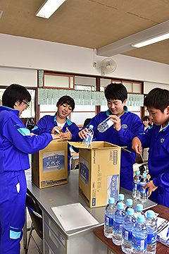 「最後にペットボトルを箱詰め」の画像
