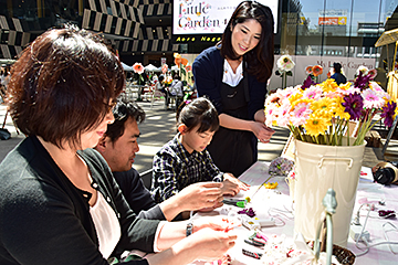 「造花を使ったコサージュづくりに夢中」の画像