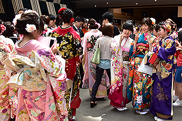 「記念撮影をしたりする姿が見られました」の画像