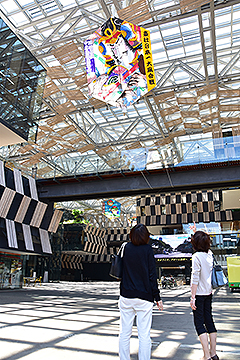 「アオーレ長岡ナカドマに３つの大凧を展示」の画像