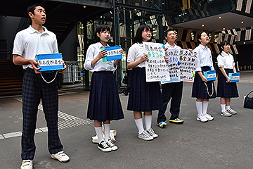 「南中学校生徒会のみなさんは募金活動を実施」の画像