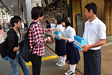 「若い世代も積極的に募金をしている姿が見られました」の画像