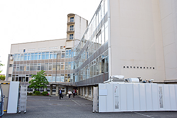 「県警本部内のロケは、１棟全てを貸し切って行われました」の画像