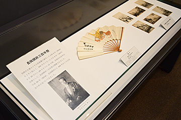 「長岡開府300年祭の様子を写した写真や記念品の扇子」の画像