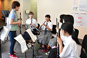 「吹奏楽部員へ直接指導しました」の画像