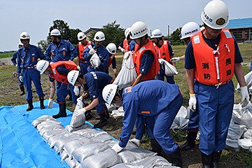 「消防団は土のう積み訓練を実施」の画像