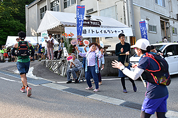 「地域内の４カ所で住民がランナーを応援」の画像