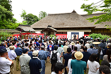 「越路地域出身の漫画家・和月伸宏さん（写真右）が登場」の画像