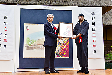 「書き下ろした原画を長岡市に贈呈」の画像