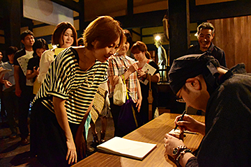 「ファンからのサインの求めに応じてくださった和月さん」の画像